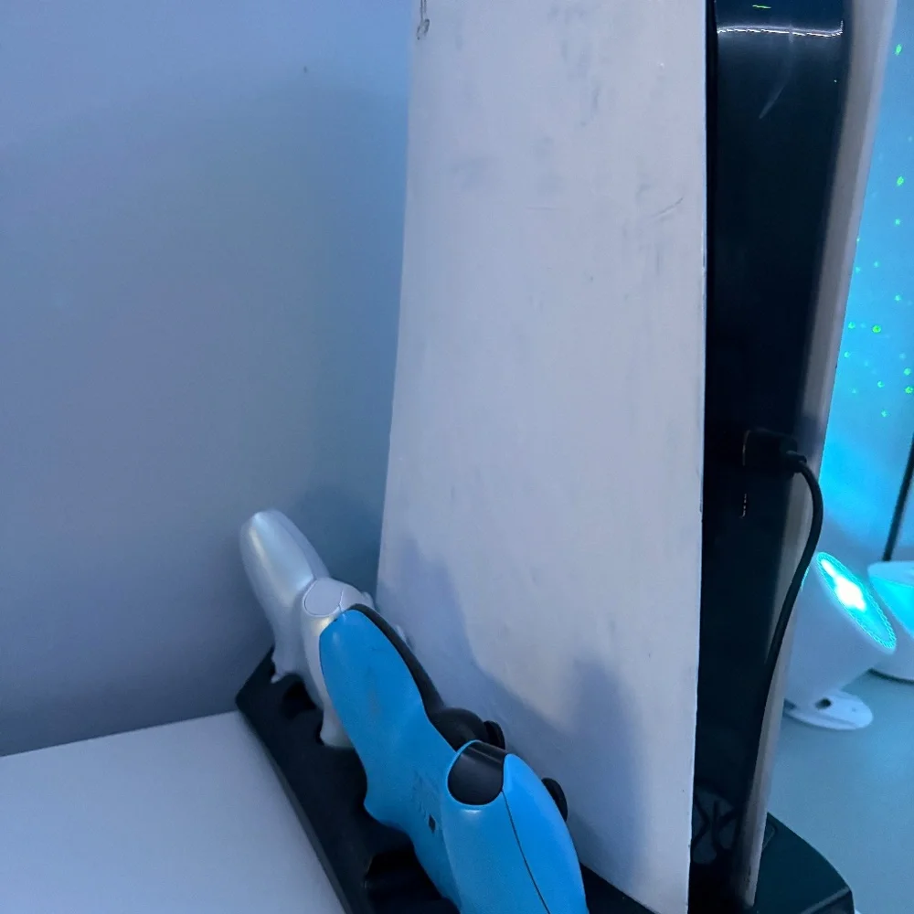 PS5 DIGITAL VERSION (controllers & cooling station)